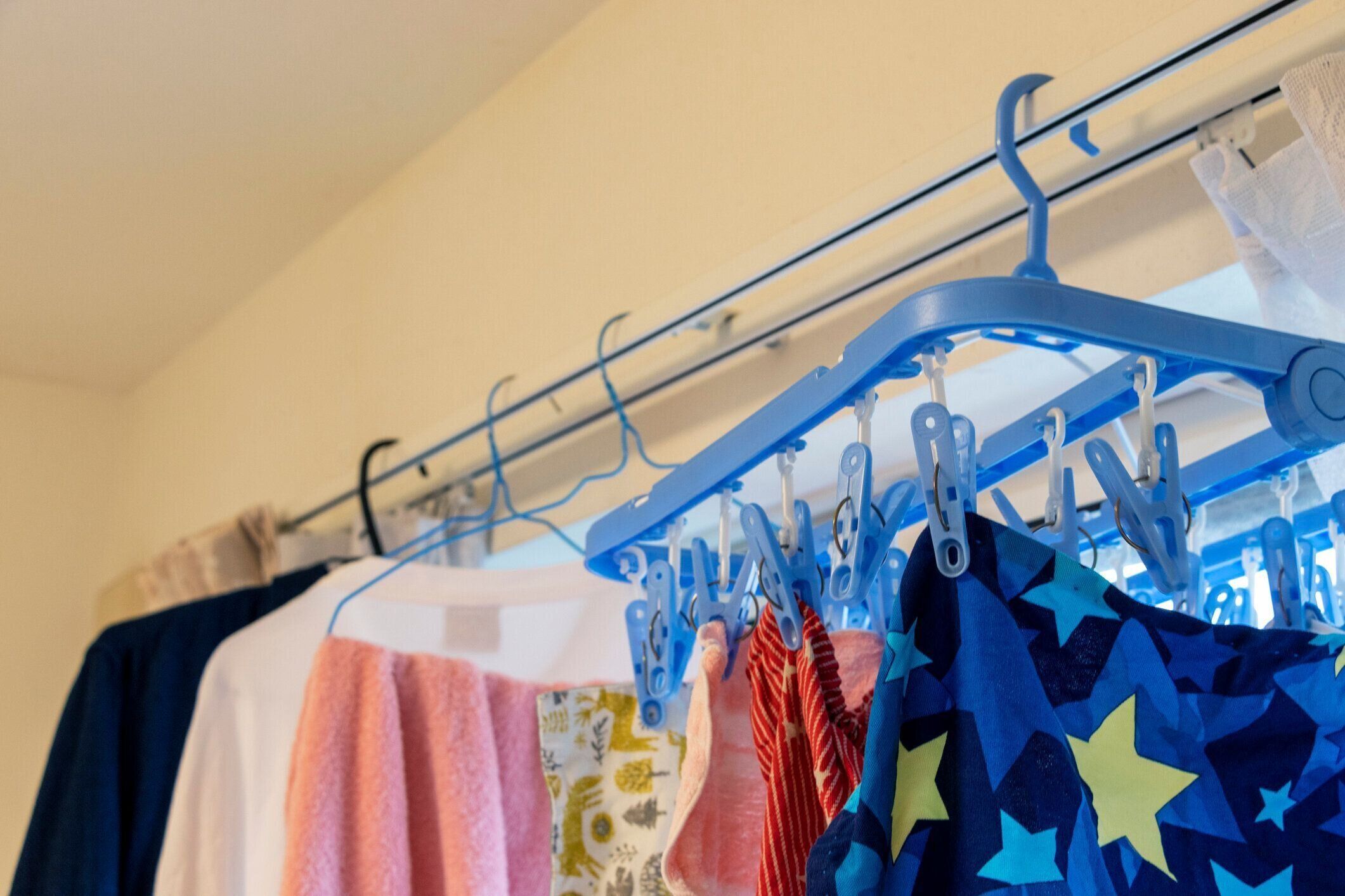 部屋の洗濯物を乾燥させる