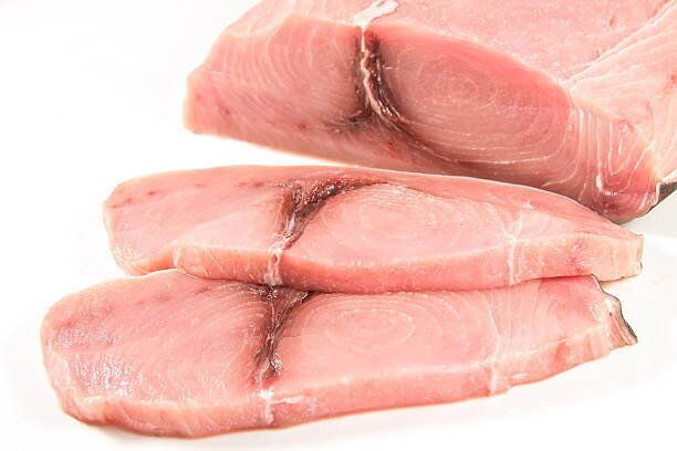 スライスしたフィレのメカジキ、白色背景