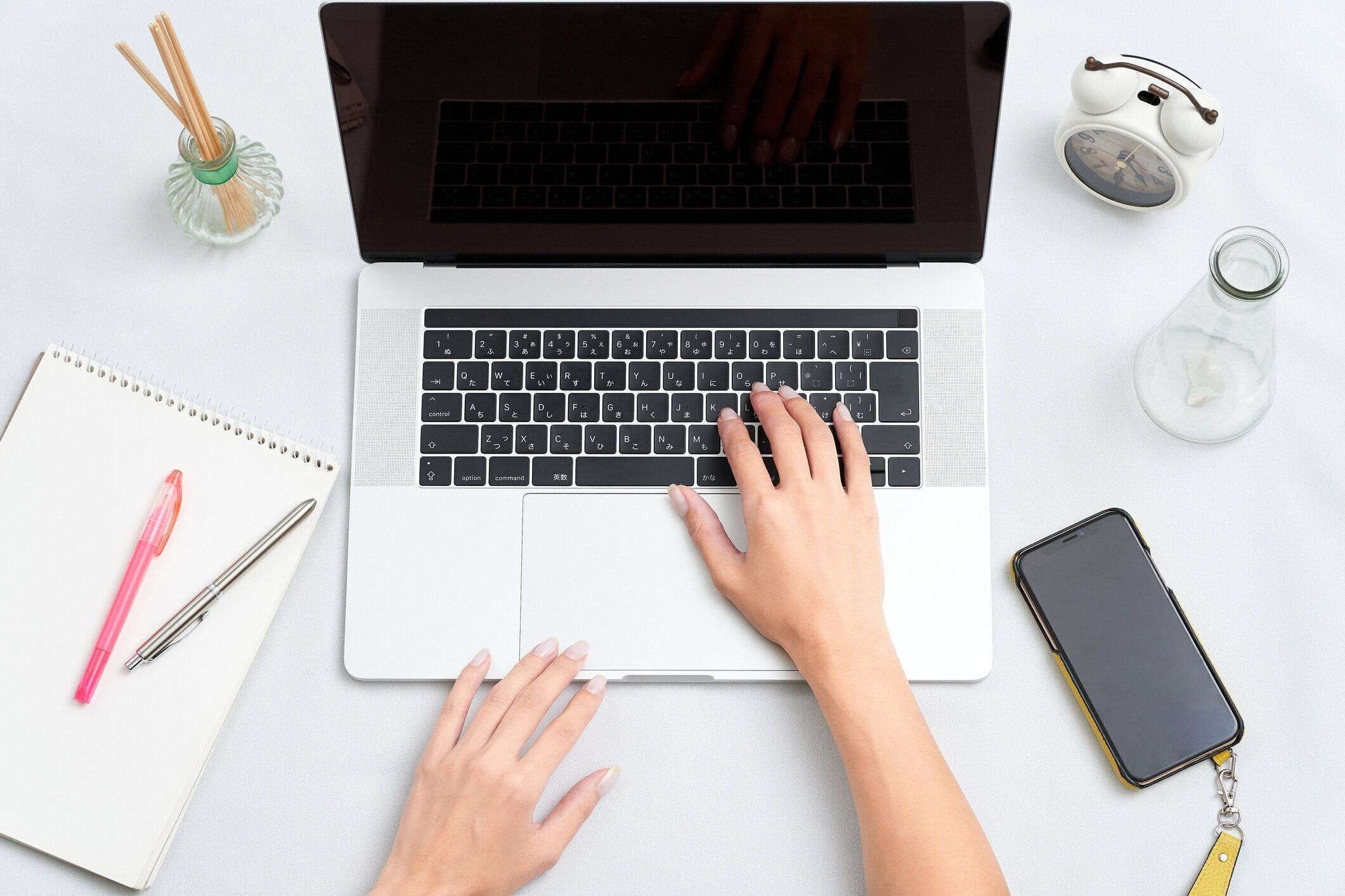ラップトップを操作する女性の手