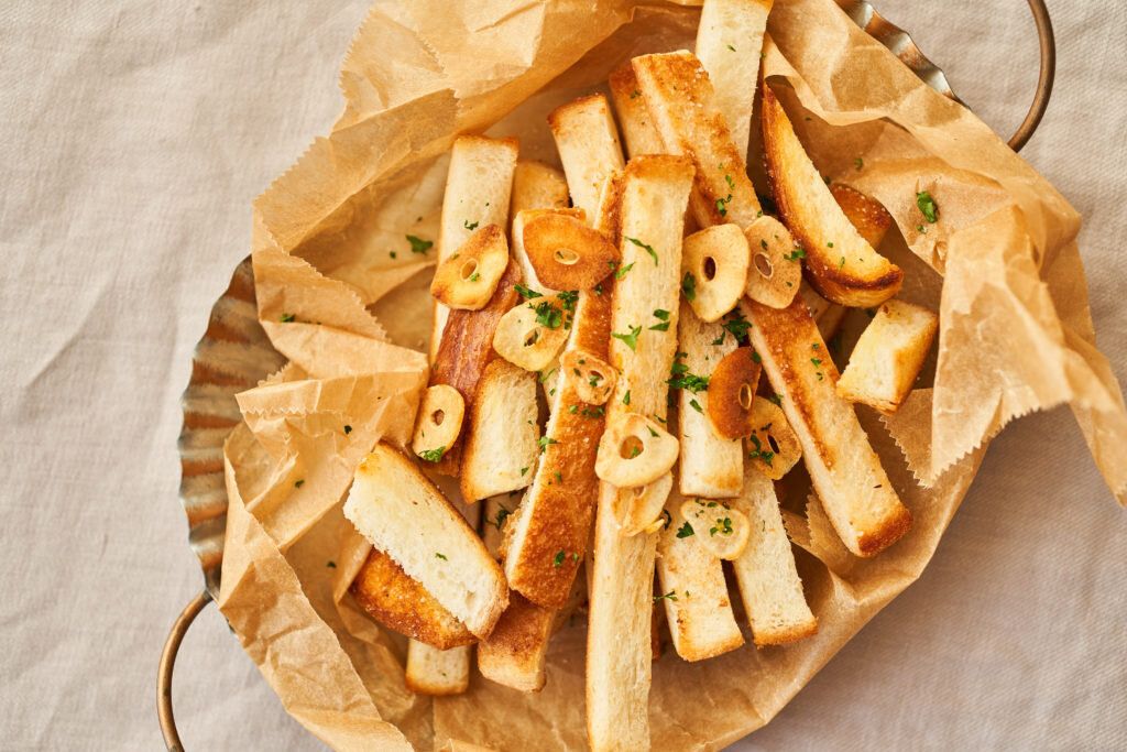 パンの耳で、おつまみガーリックラスク