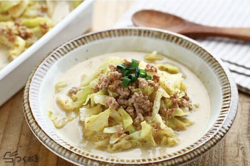 キャベツとひき肉のごま豆乳スープ