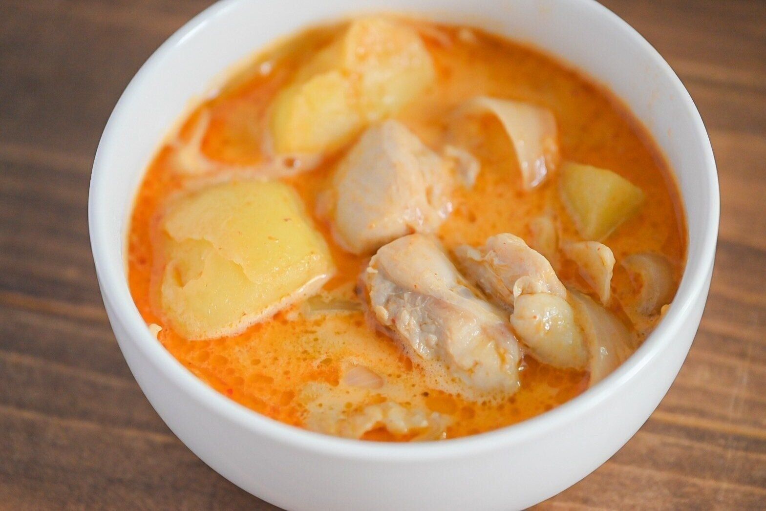 白い皿に入ったマッサマンカレー