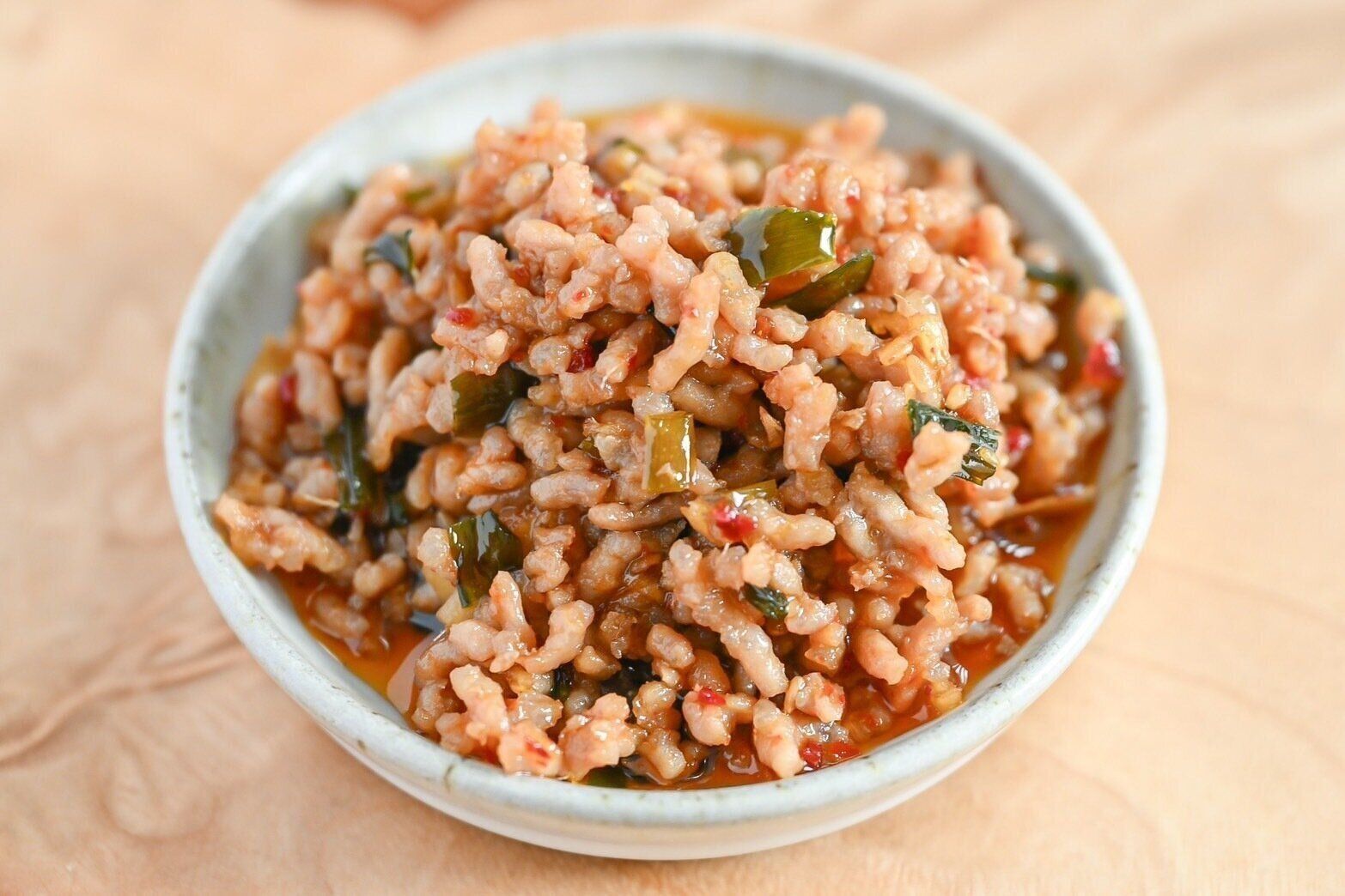 皿に盛られた旨辛豚そぼろ