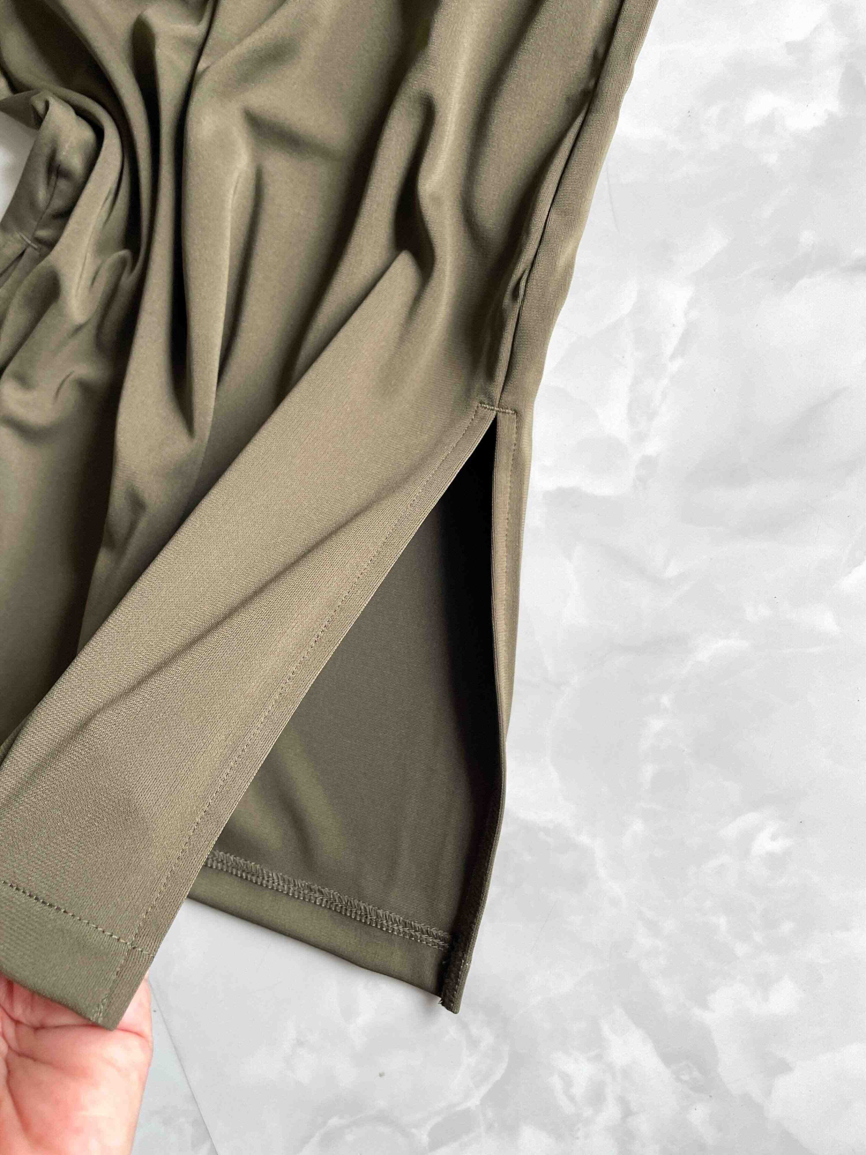 ユニクロ　クレープジャージーノースリーブT