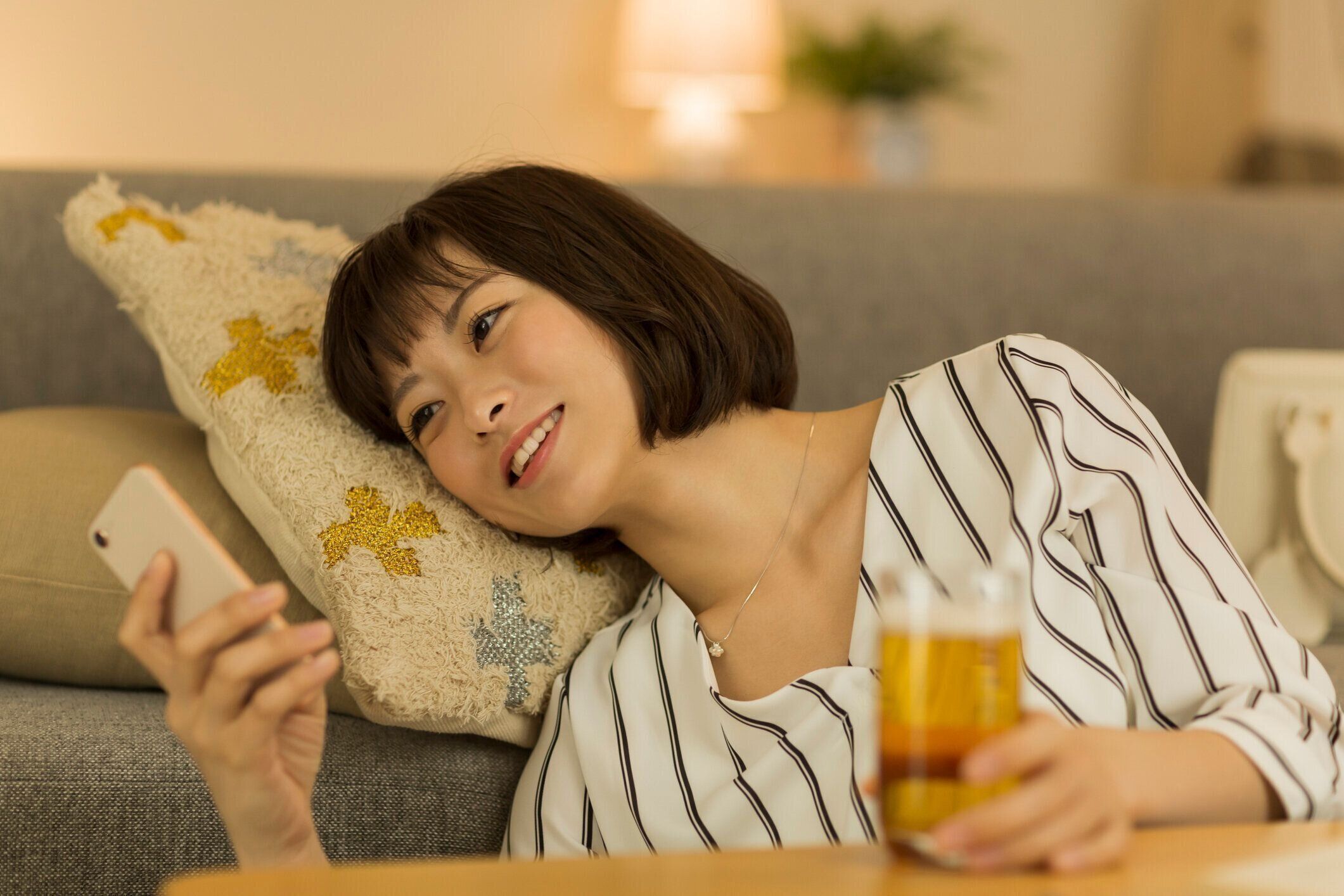 自宅で過ごす若い女性