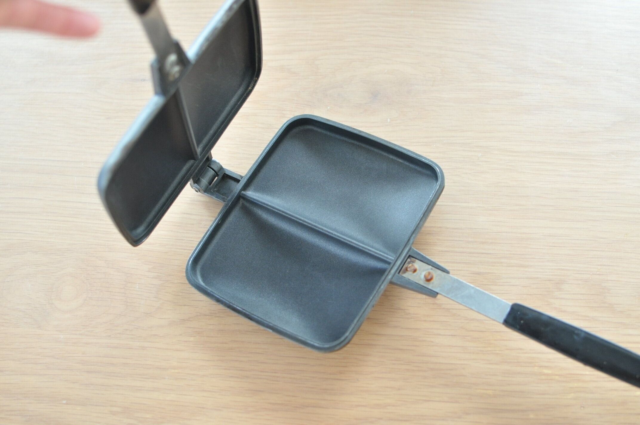 ホットサンドメーカーを開いておいた様子