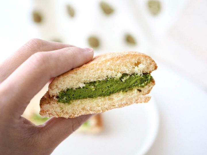 シャトレーゼ「宇治抹茶ブッセ」断面写真