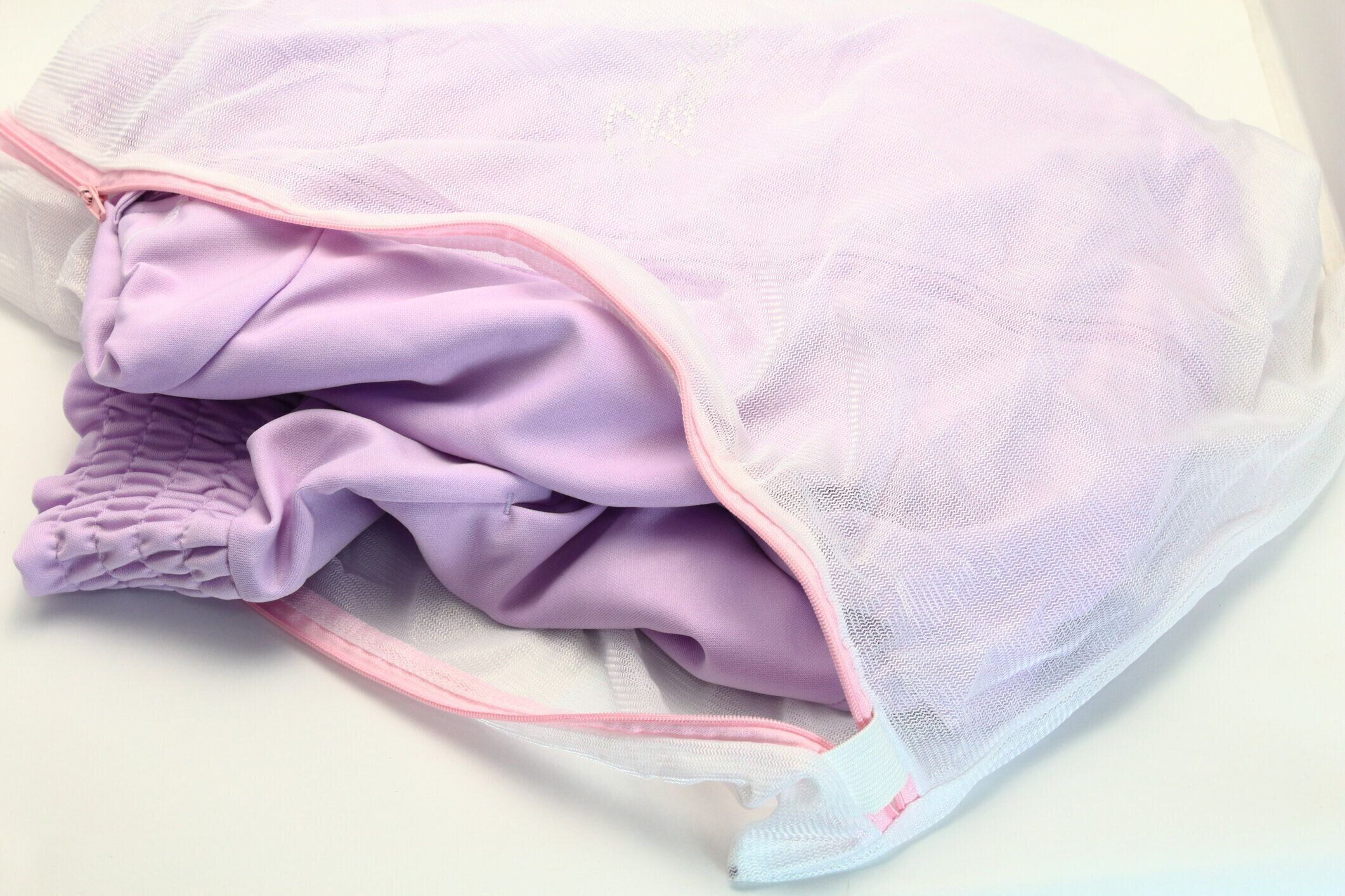 洗濯物の損傷を防ぐためにメッシュ バッグに入れて、それを洗います。