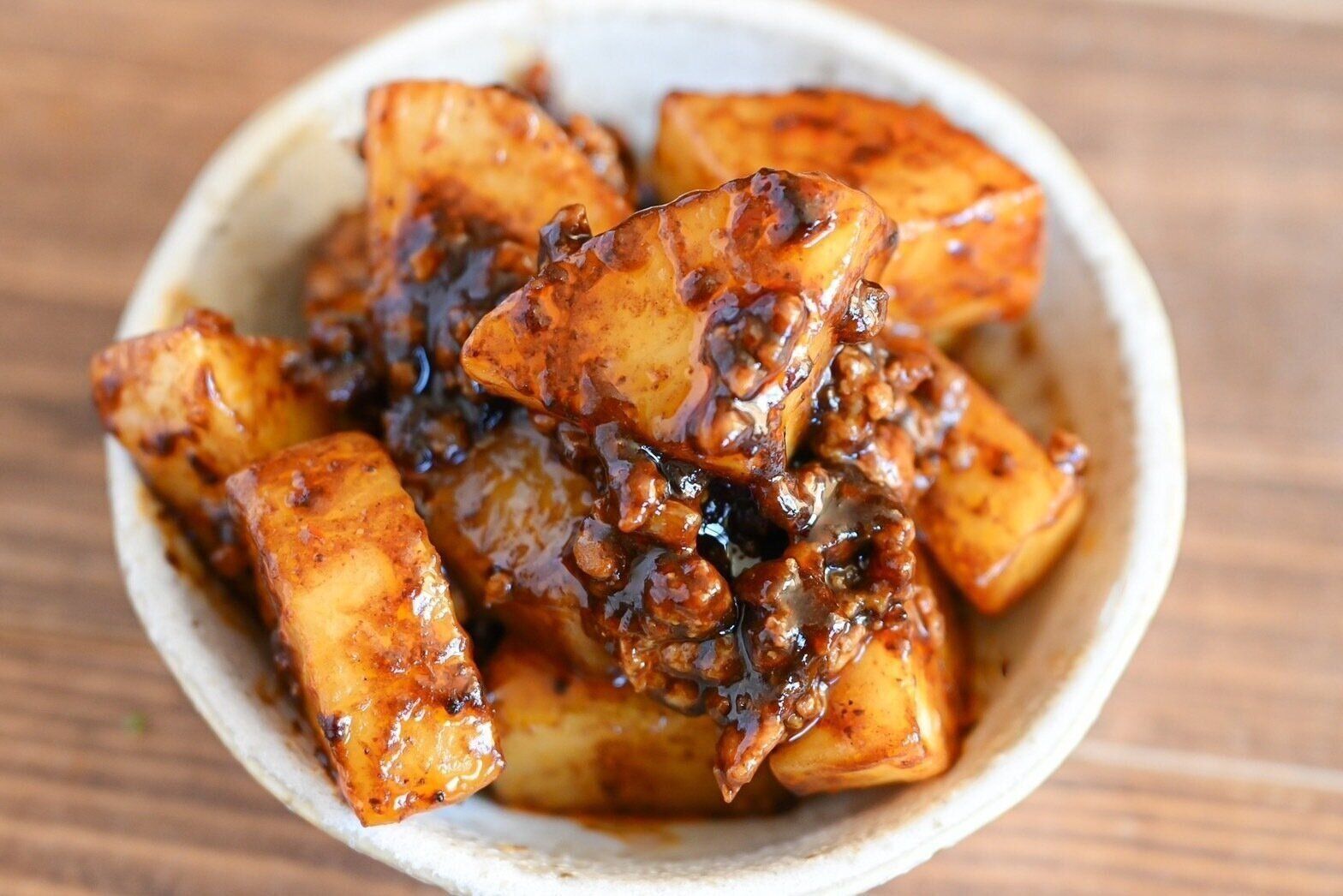 皿に盛られた大根黒麻婆