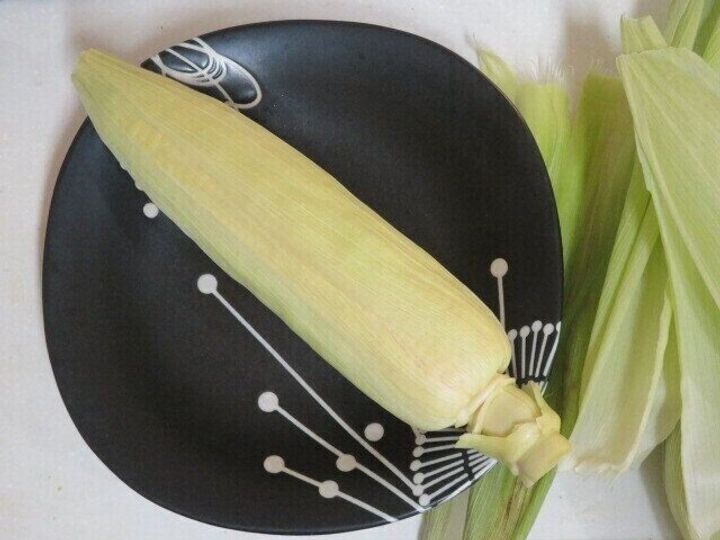 皮をむいたトウモロコシ