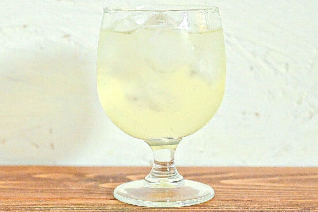 グラスに入った水で割ったシチリアンベース