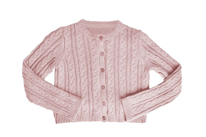 女の子の服。お祝いの美しいピンクの女の子のセーターやニット カーディガン白背景に分離されました。子供と子供のファッション。
