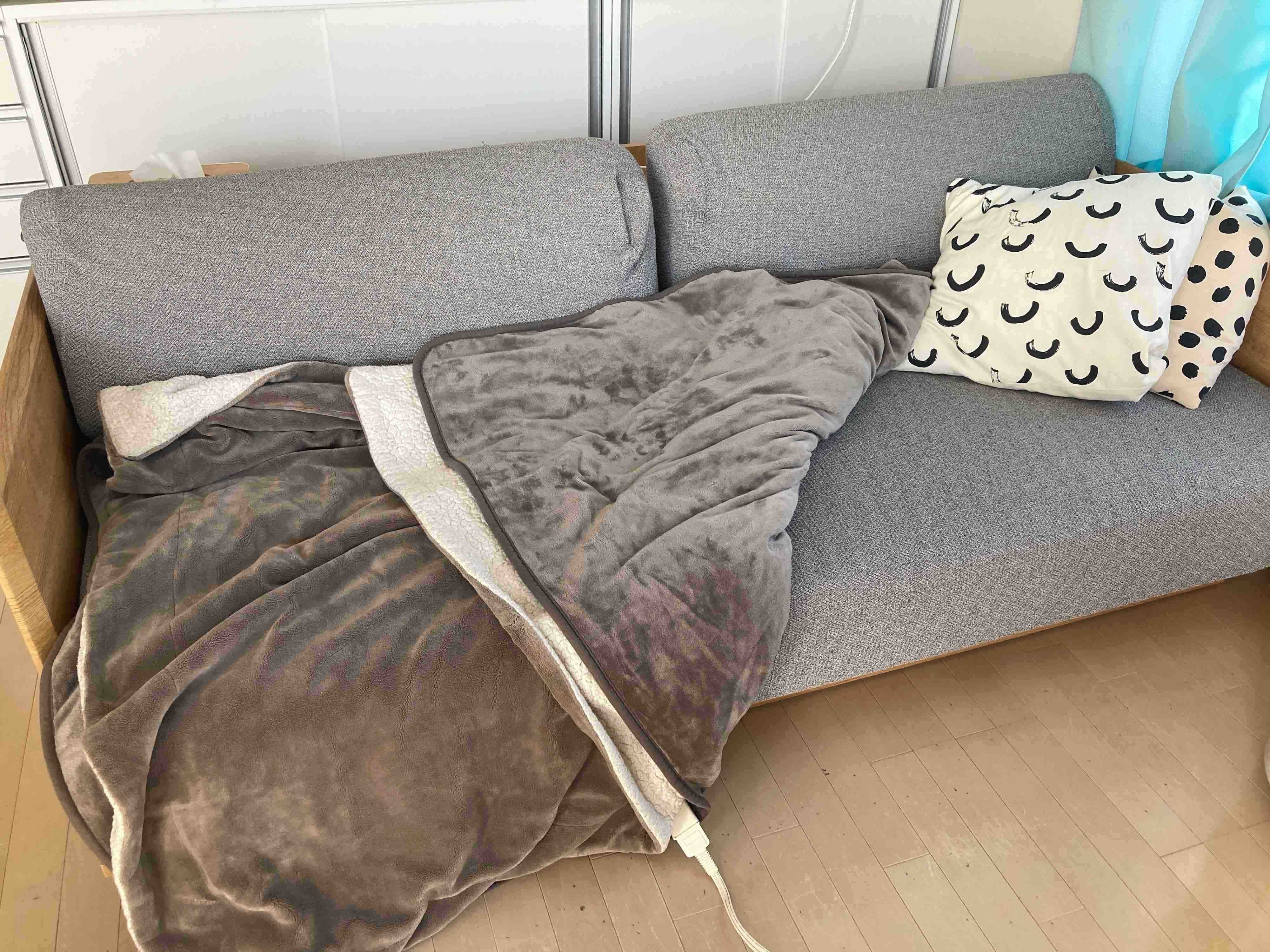 電気毛布とソファ