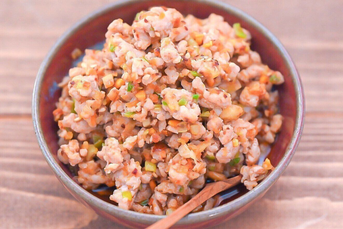 赤い皿に盛られた豚そぼろ