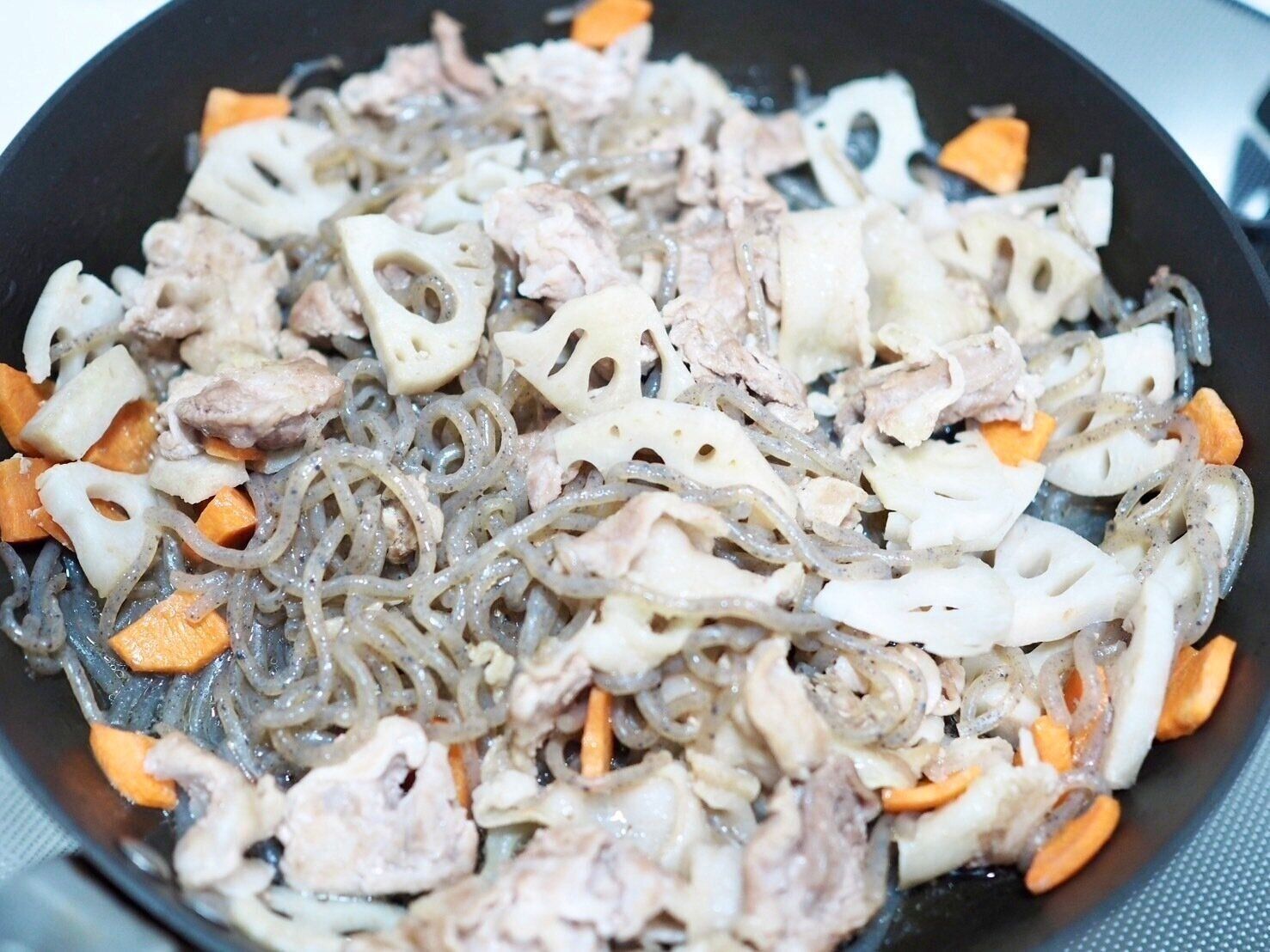 根菜とこんにゃくのしぐれ煮フライパン写真