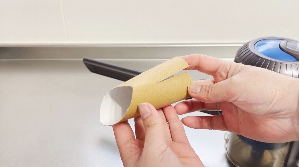 トイレットペーパーに切り込みを入れる