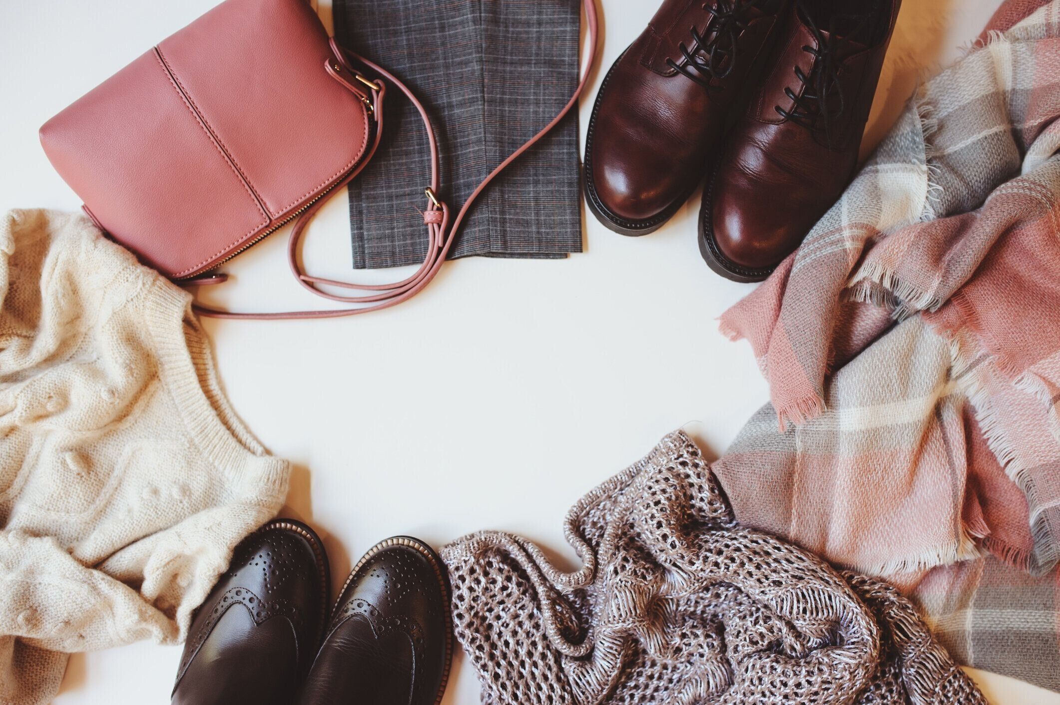 季節の秋のファッションの女性の服のセット、コピースペースとトップビュー。トレンディな靴、セーター、ハンドバッグ。