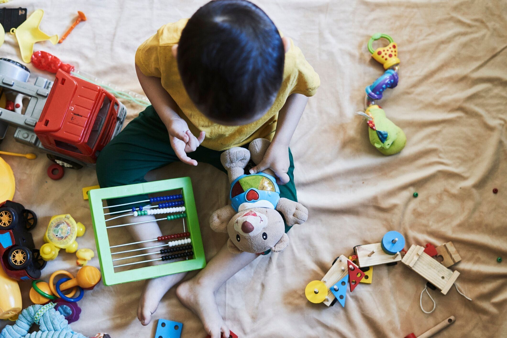 自宅で遊ぶ3歳の子供