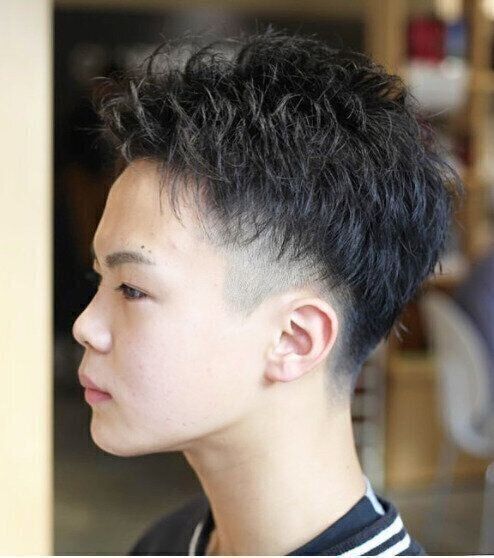 中学生の男の子に似合う流行のヘアスタイル。くせ毛を生かしたスッキリツーブロック