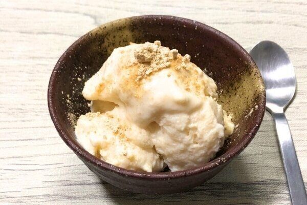 お豆腐シャーベットにきなこをトッピング