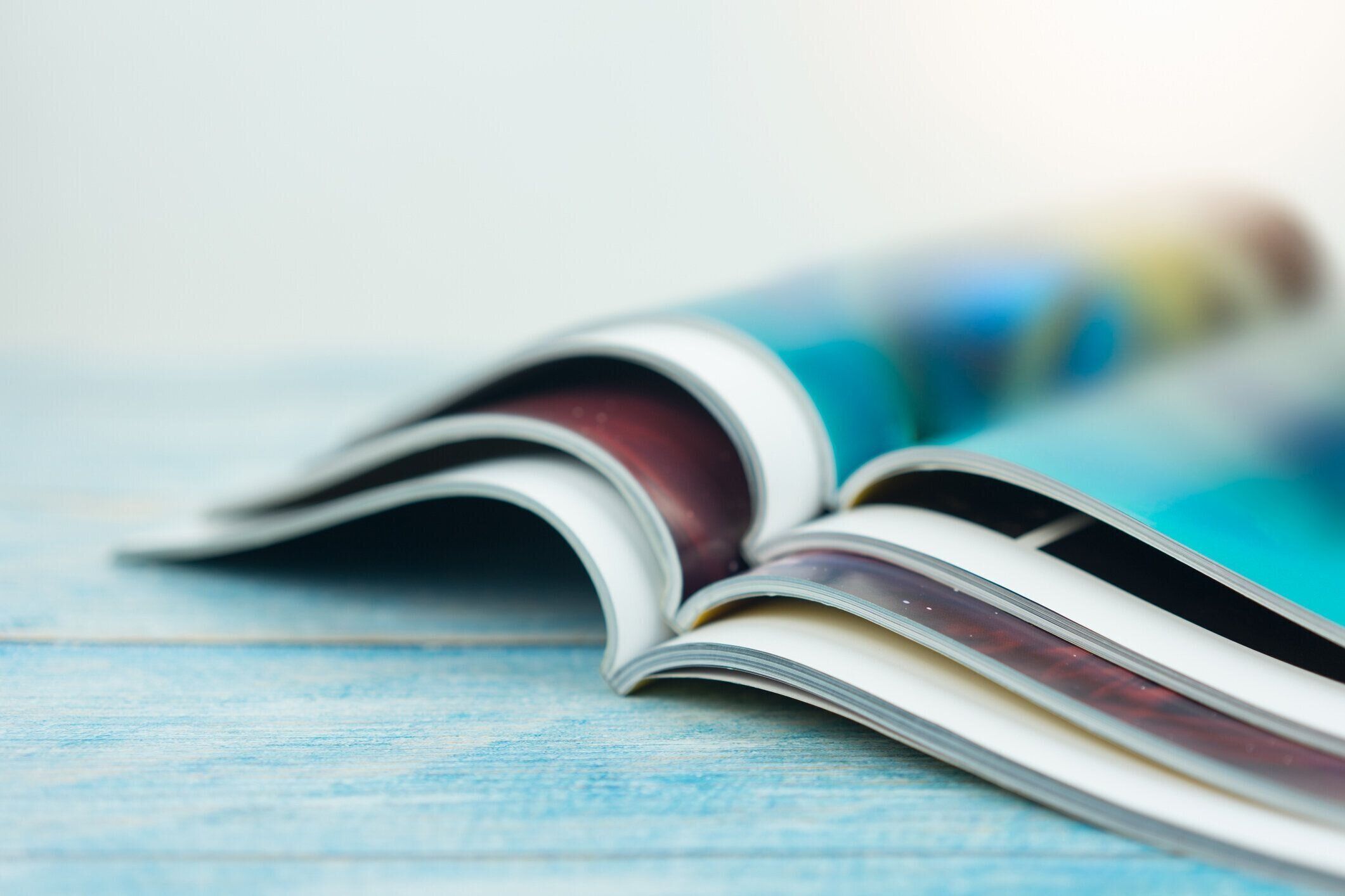 木製のテーブルの上のスタック雑誌