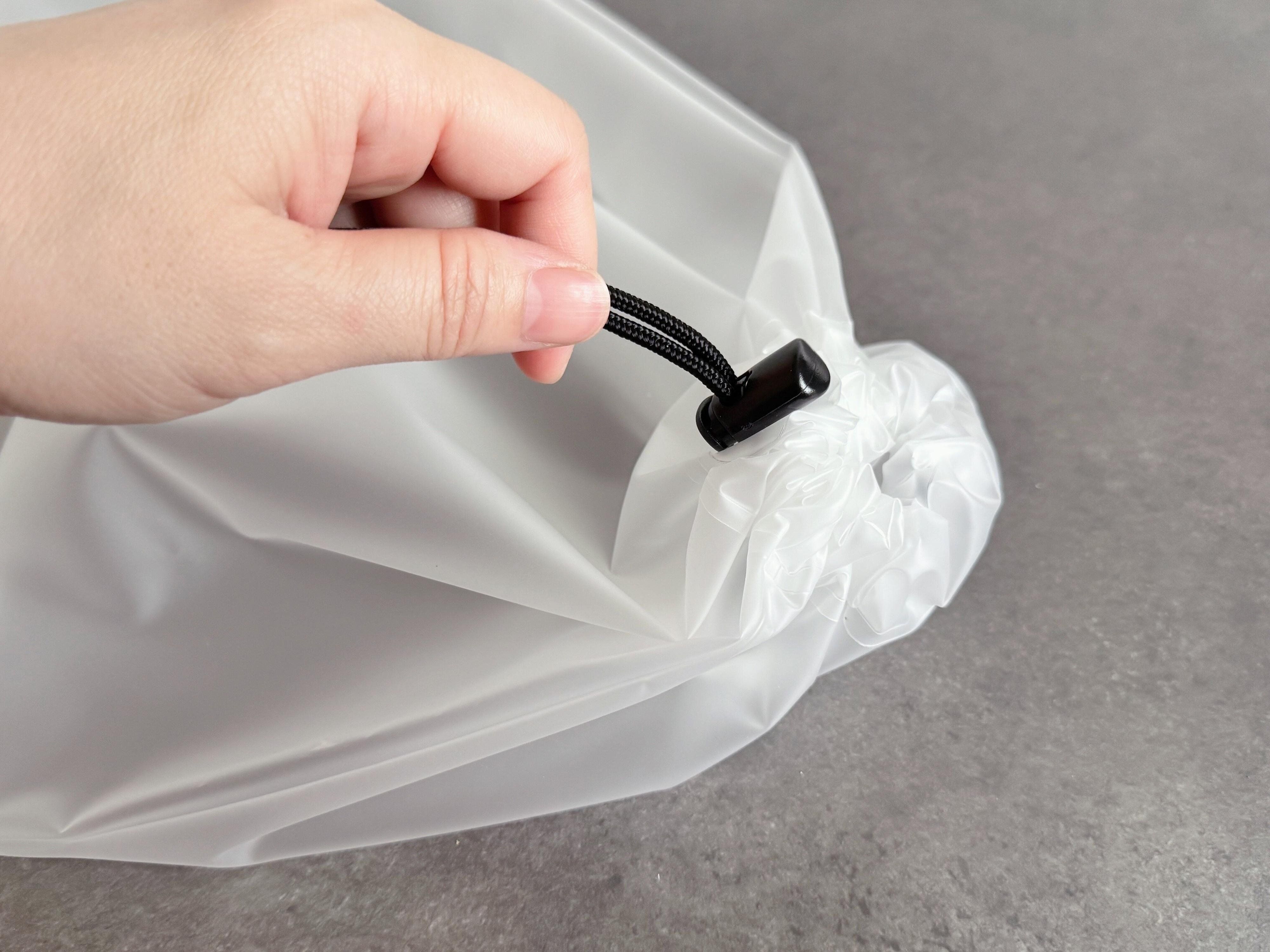 特徴2．ロック付き紐で開け閉めが簡単！