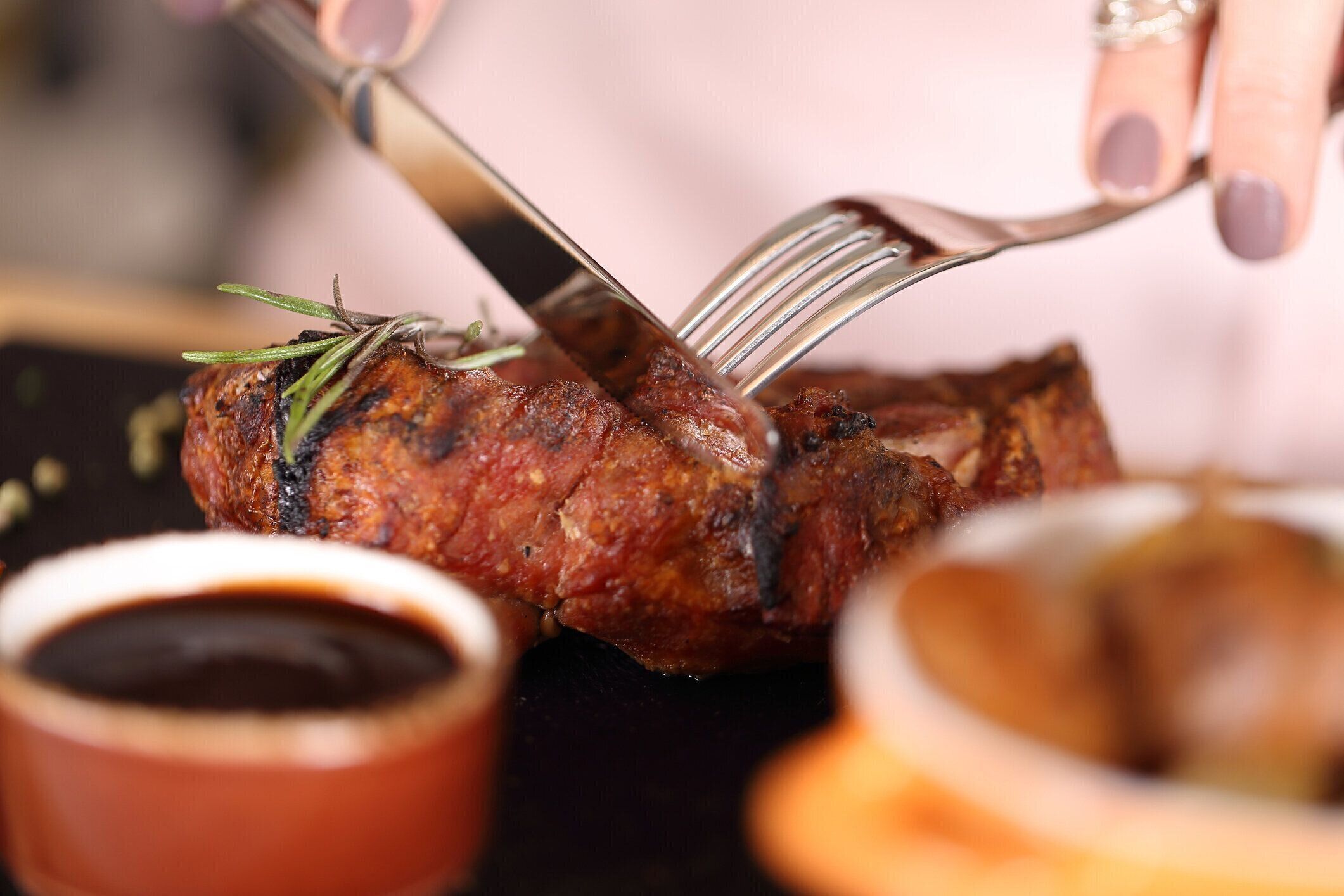 女性 食べるステーキレストランの