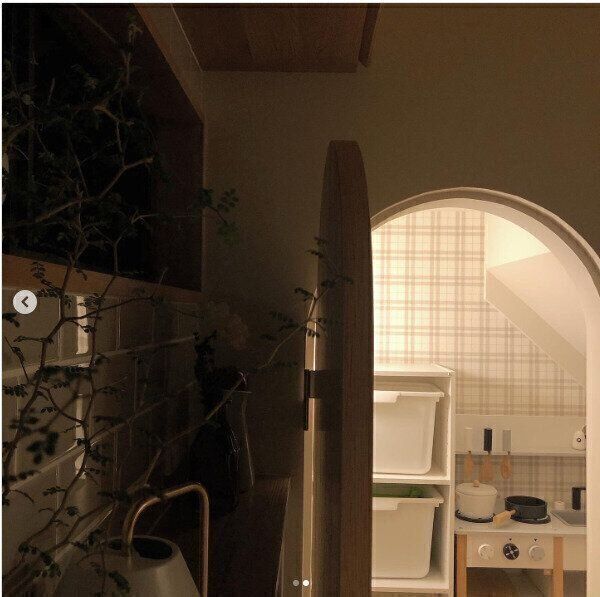 階段下収納をおもちゃ収納兼こどもの秘密基地に