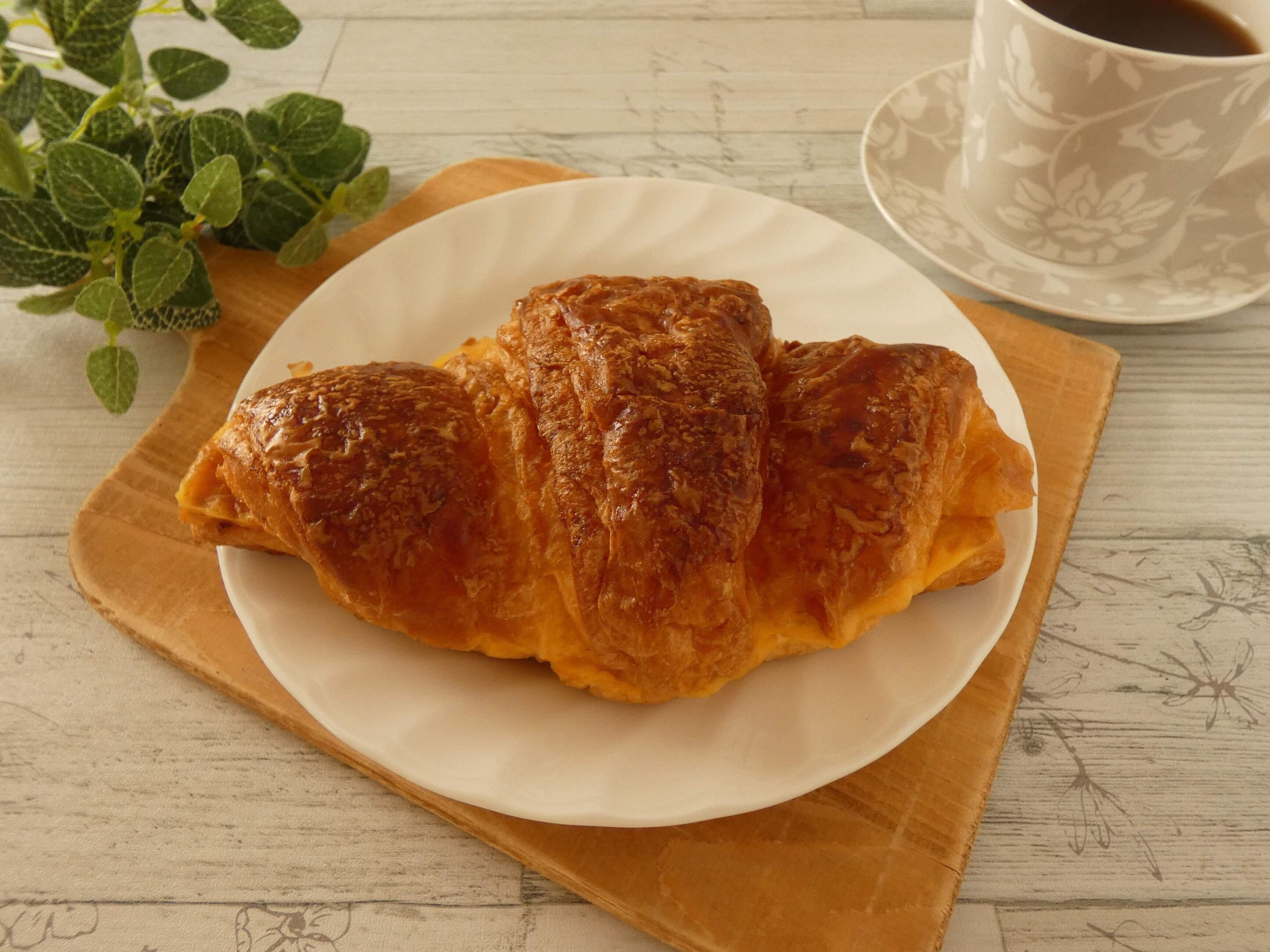 ファミマ この組み合わせは新しい クロワッサンフレンチトースト ホイップ入り はリッチな味わいの贅沢スイーツパン サンキュ