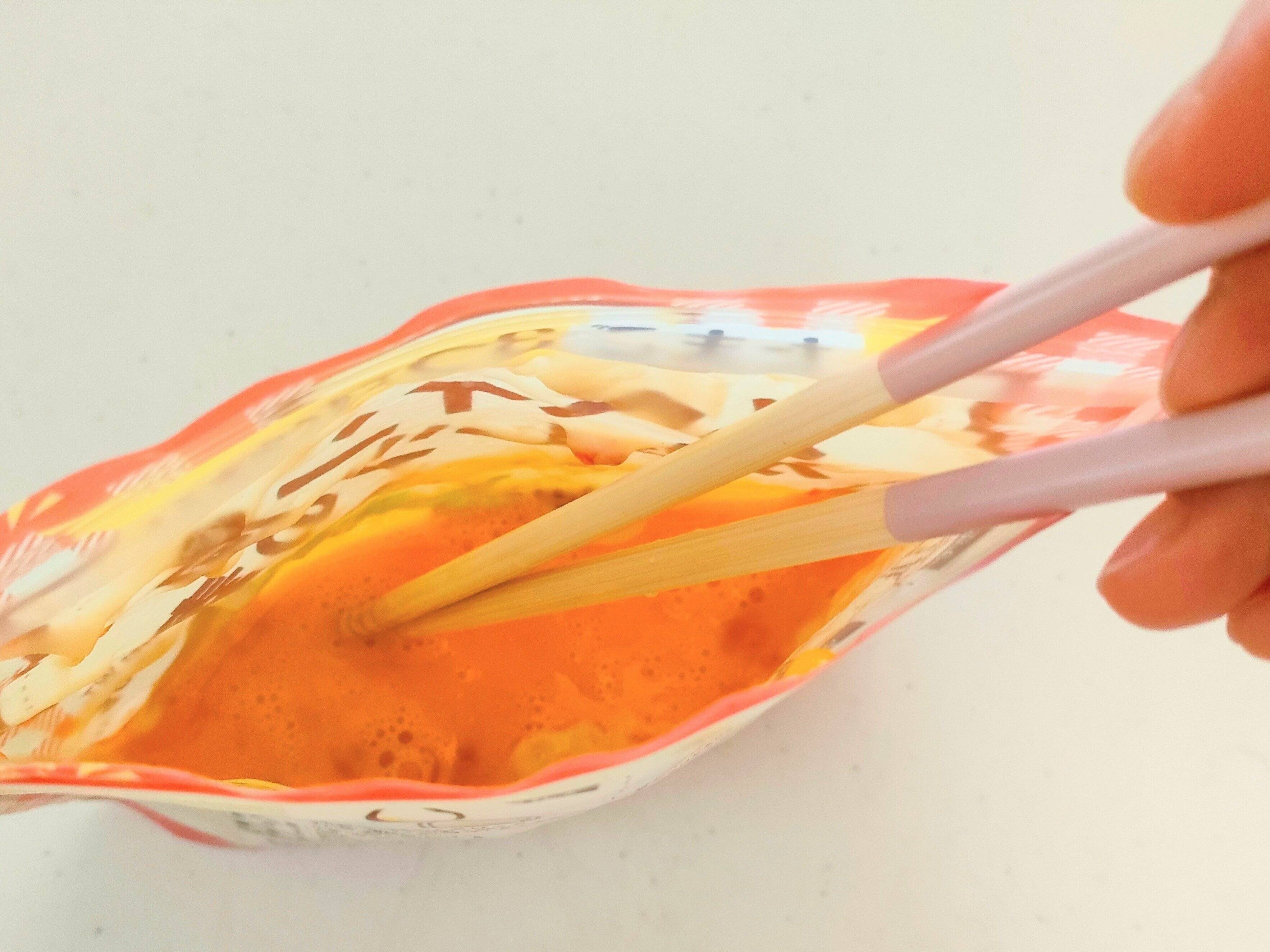 卵液と中の調味料をよく混ぜる