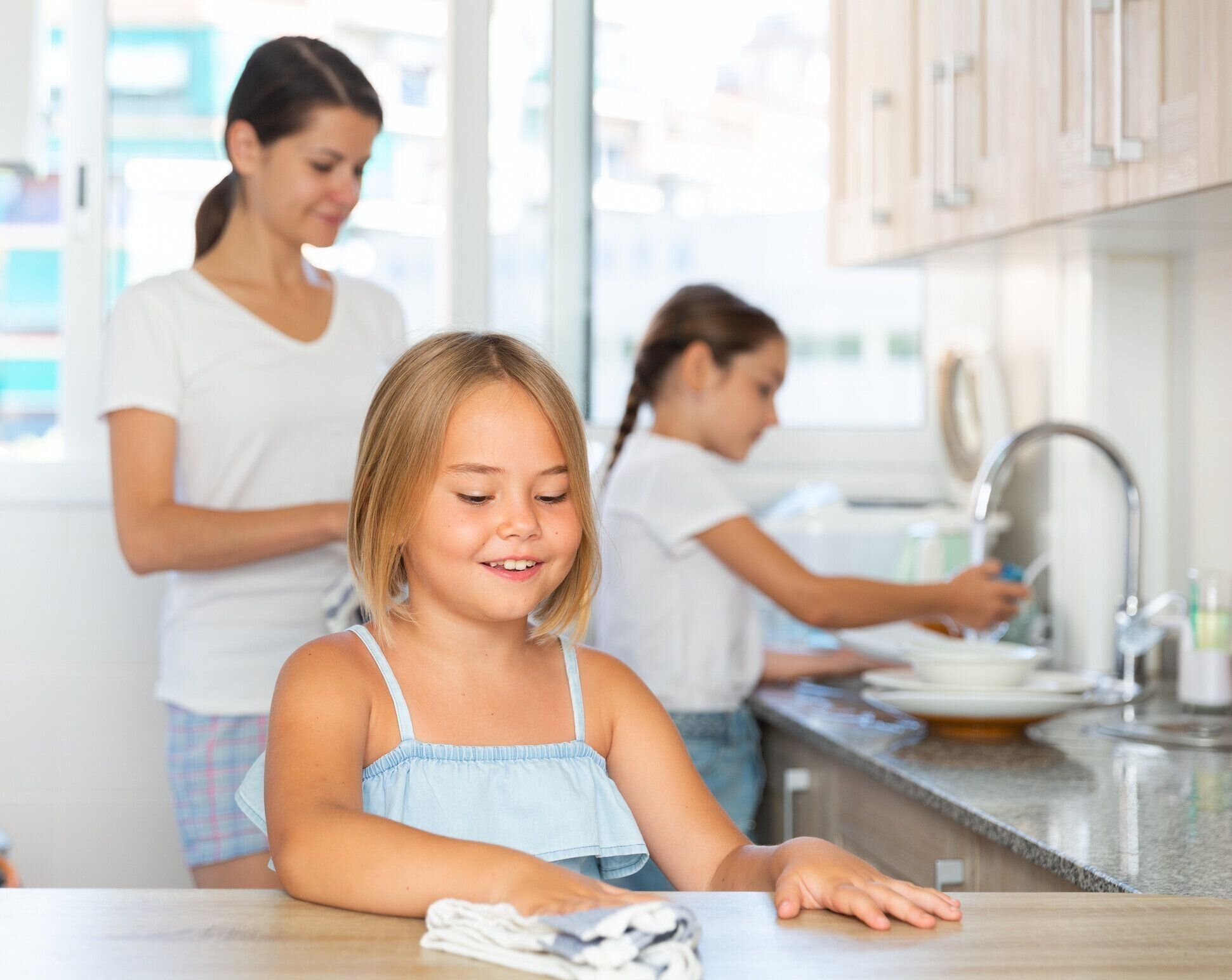 リトルシスターズは台所のテーブルをきれいにします