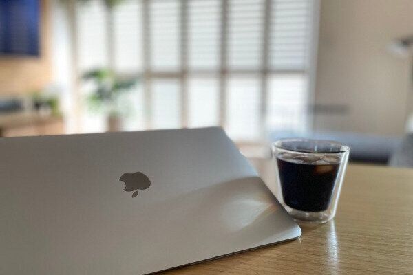 パソコンとコーヒー（インターネットやSNSの身近さを表しています）