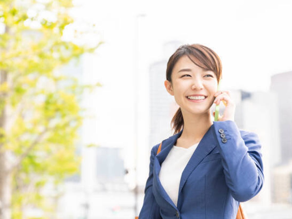 電話で話すアジアの女性