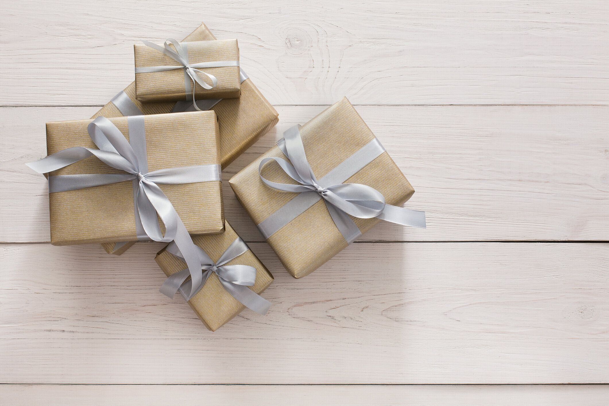 コピースペースのある白の現在のボックスのトップビュー