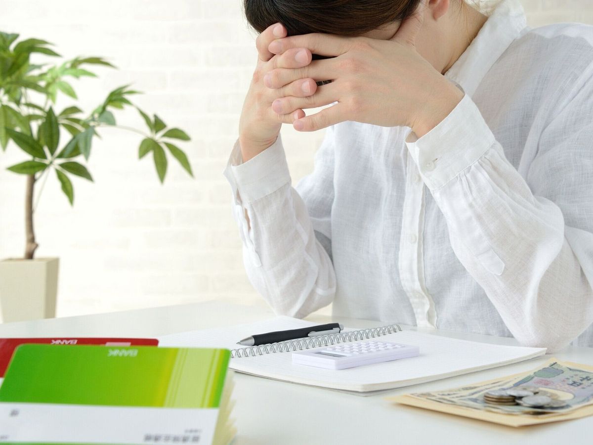 厳しい生活費に落ち込む日本人女性