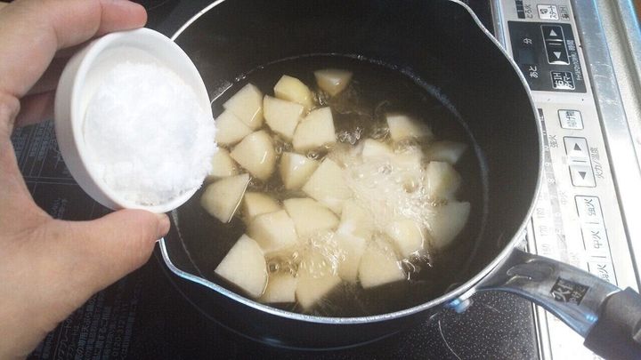 砂糖を加えてさらに煮る