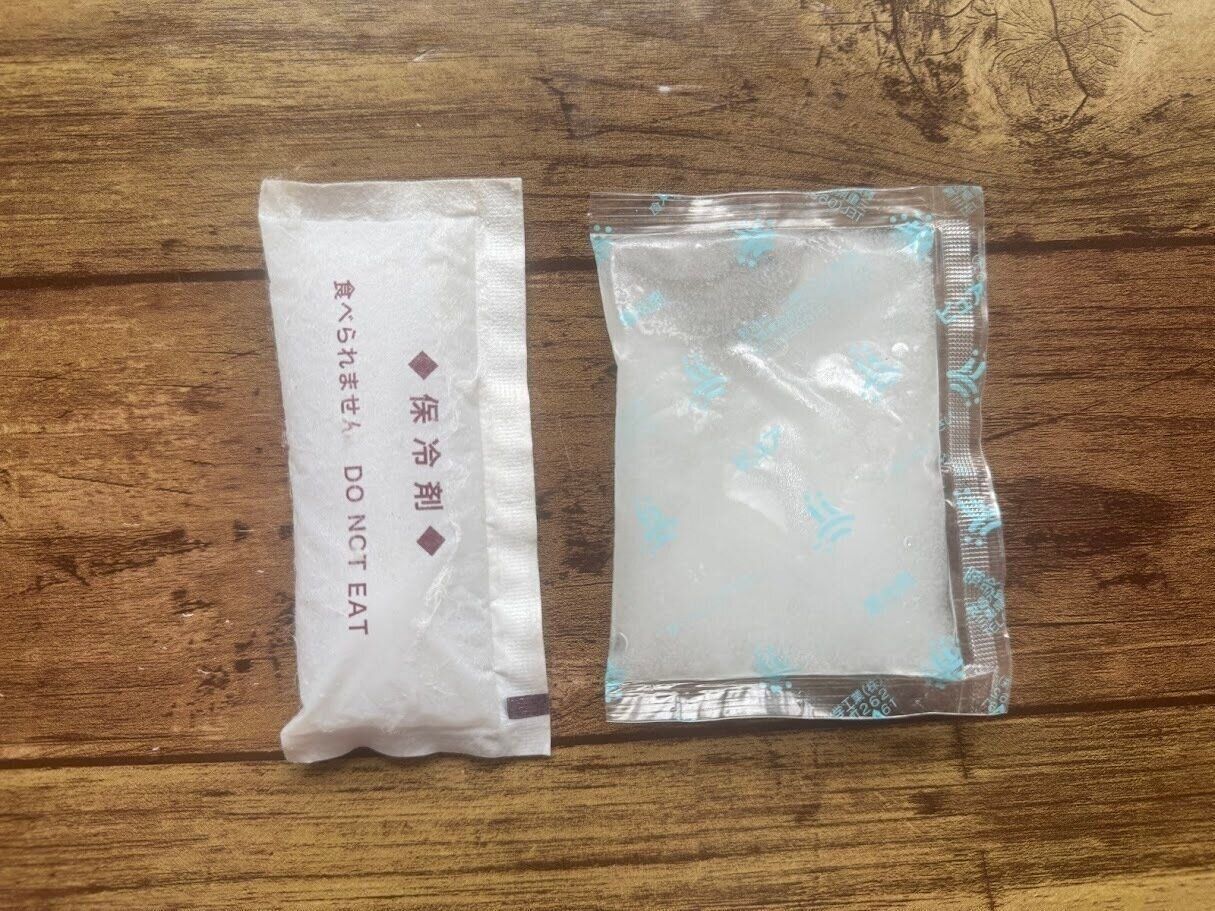 左）不織布の保冷剤　右）ビニールの保冷剤