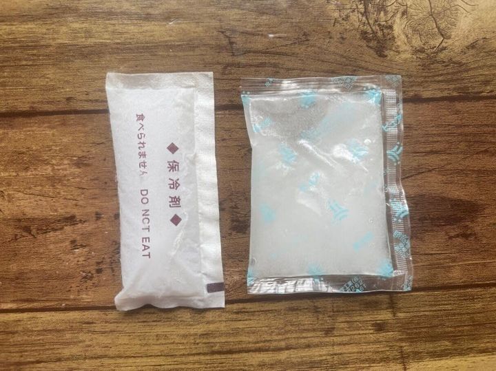 左)不織布の保冷剤 右)ビニールの保冷剤