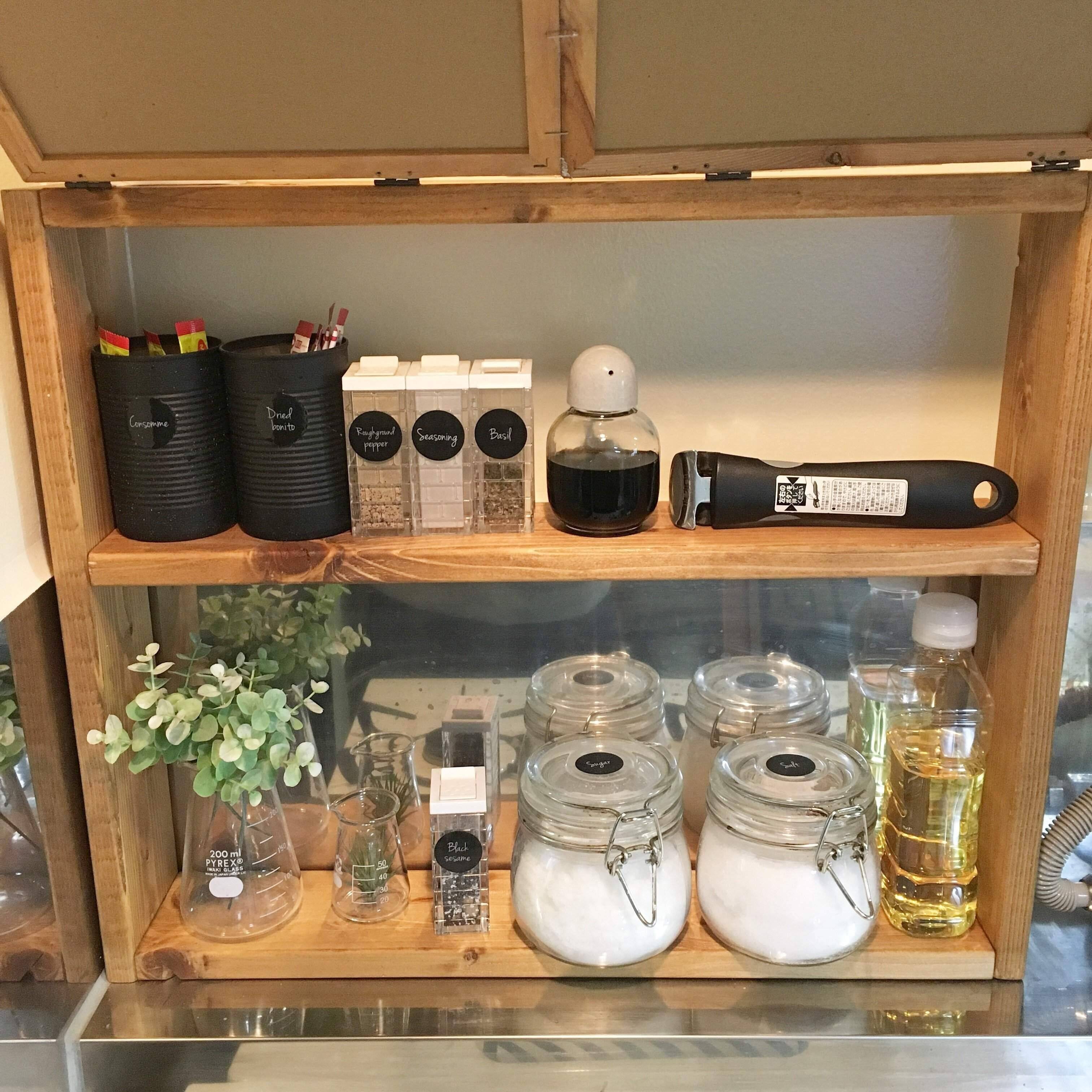 素材と色味を統一させて、スパイスラックもすっきり見え！