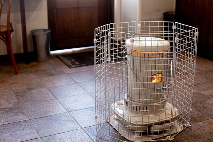 新しい石油ストーブに火をつけます。