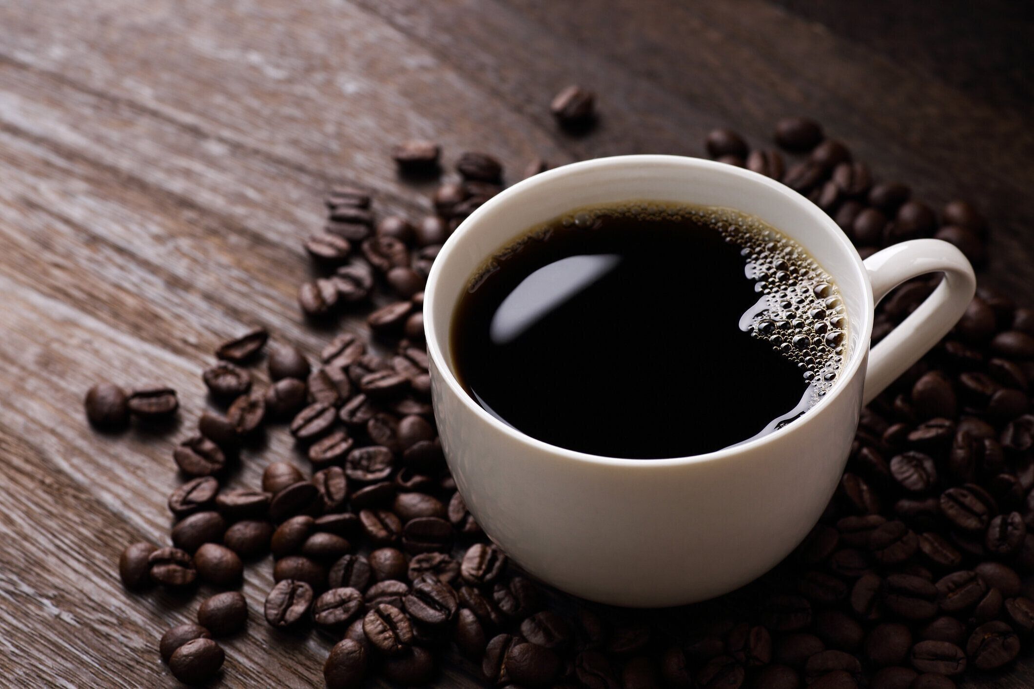 木製のテーブルにホット コーヒー