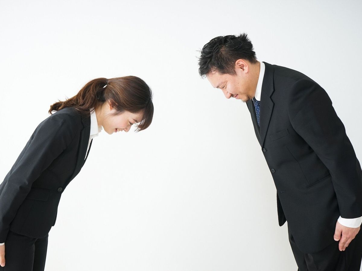 ビジネスイメージ、男性と女性のオフィスワーカーが握手