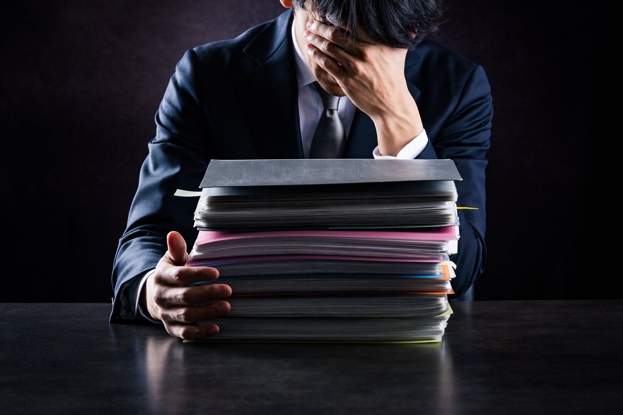 仕事の多いビジネスマン