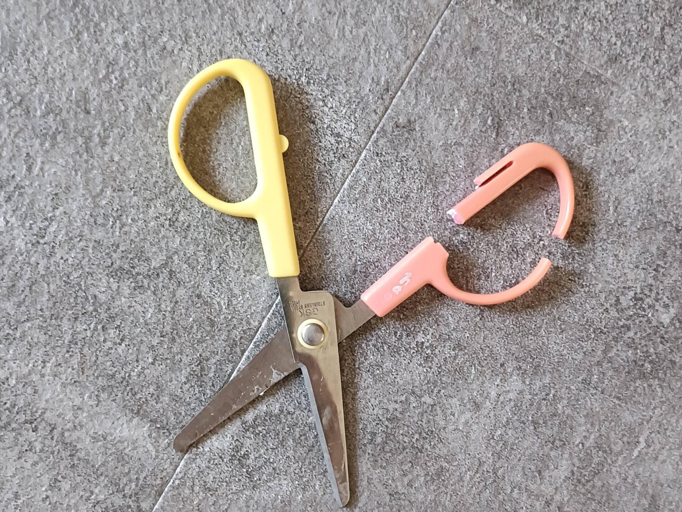 持ち手が割れた壊れたハサミ