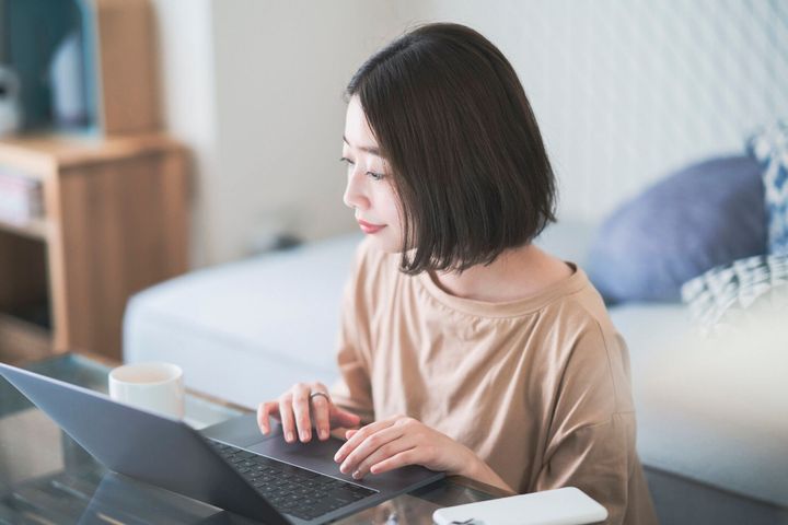 ホームルームでリモートで働くアジアの若い女性