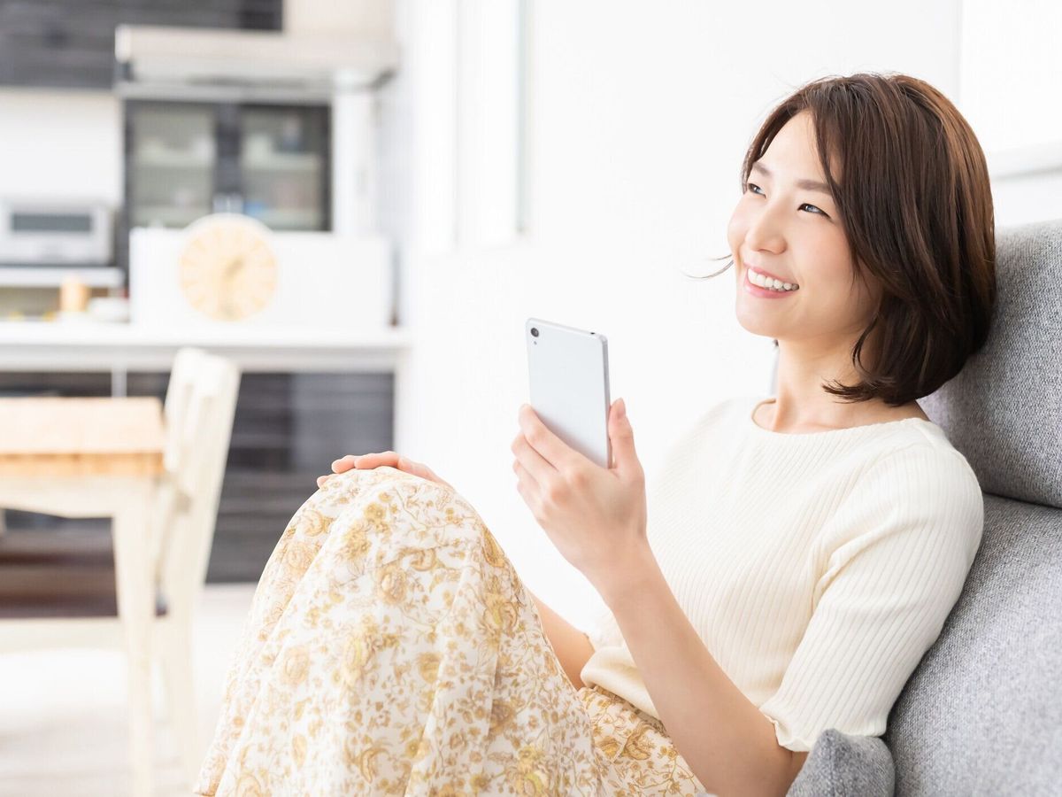 スマートフォンを見る魅力的なアジアの女性