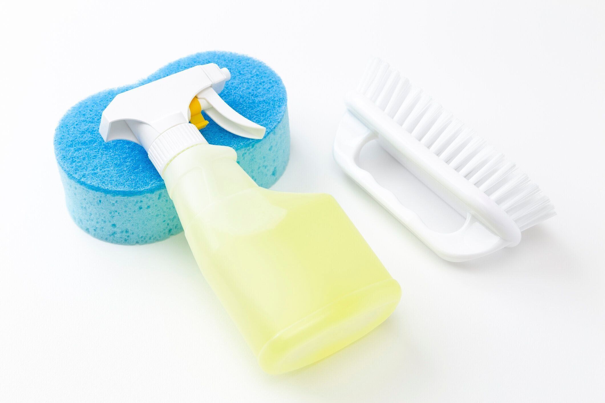 白い背景にバスルームの掃除道具