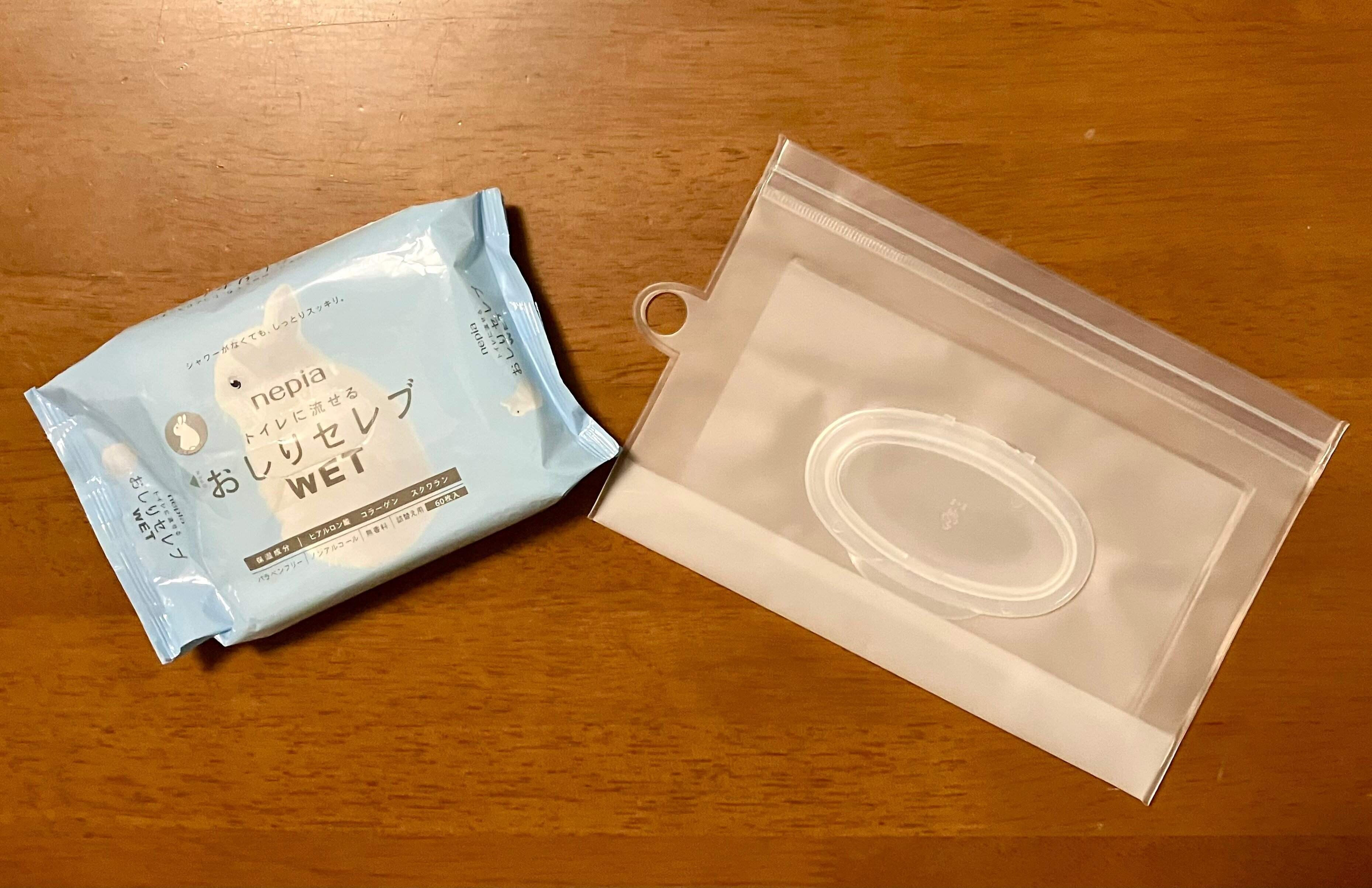 ウェットティッシュをケースごと入れます