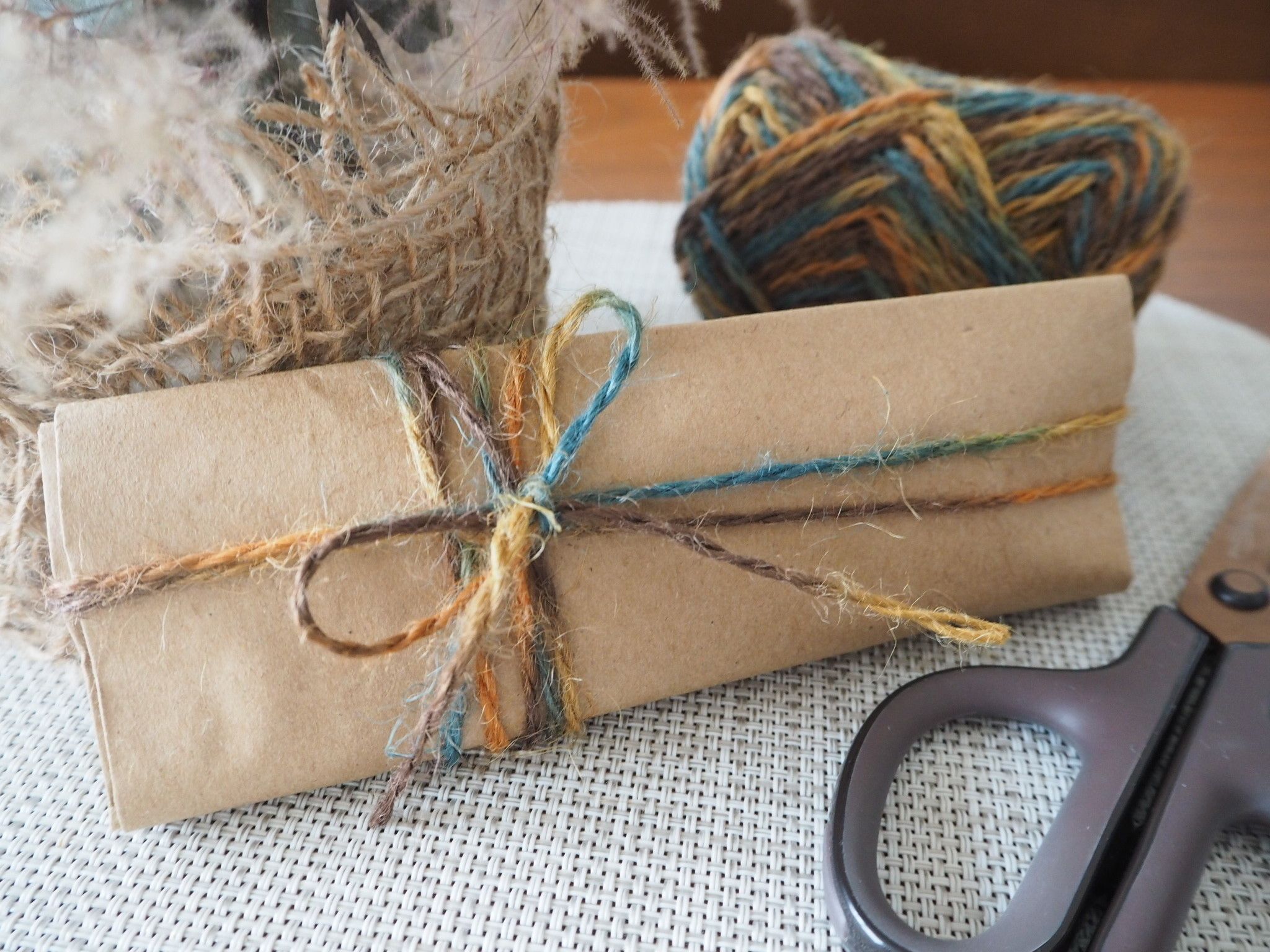 季節を問わずセリアの毛糸が使える こなれたラッピングの作り方 サンキュ