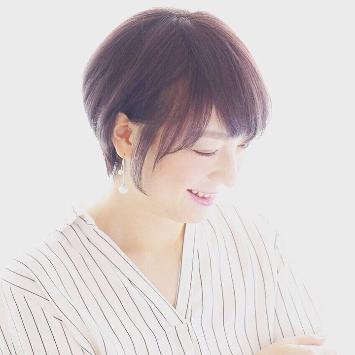 40代女性に似合うふんわりショートヘアスタイル!首元すっきりやわらかシルエット!